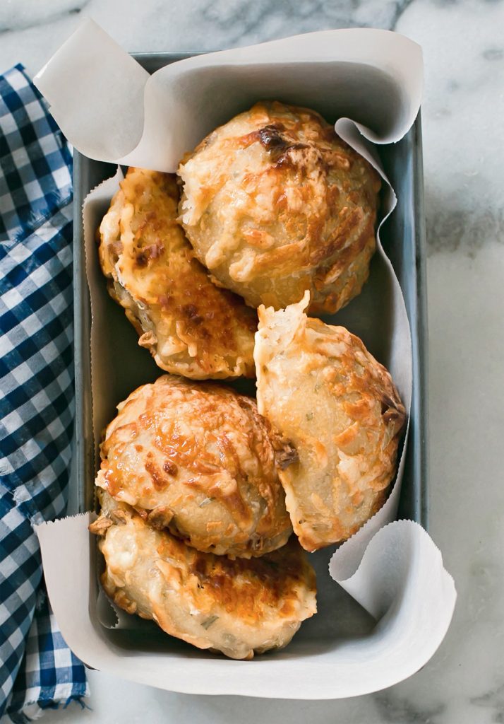 Artisan Sourdough Made Simple: A Beginner's Guide to Delicious Handcrafted Bread with Minimal Kneading
