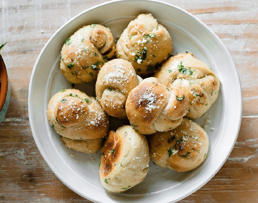 Artisan Sourdough Made Simple: A Beginner's Guide to Delicious Handcrafted Bread with Minimal Kneading